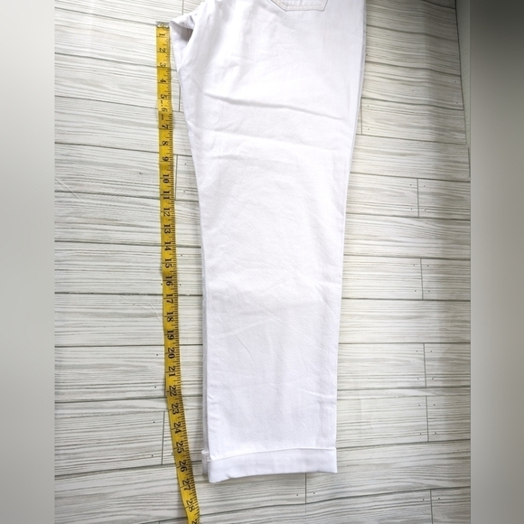 American Eagle Outfitters Pleated Mom Jeans in Soft White Size 10 Regular NWT - Picture 12 of 15